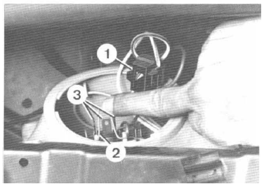 Volvo 440 - 460 - 480 RTA. Remplacement d'une lampe de projecteur (berline)