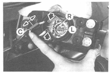 Volvo 440 - 460 - 480 RTA. Remplacement de la lampe du projecteur longue-portée