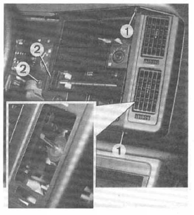 Vis de fixation de la façade d'aération (440)