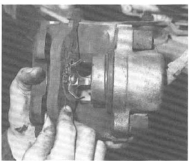 Repose de la plaquette muni du ressort antivibration sur le piston