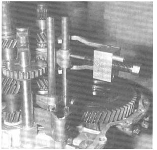 Dépose de la goupille de fourchette de 3ème-4éme
