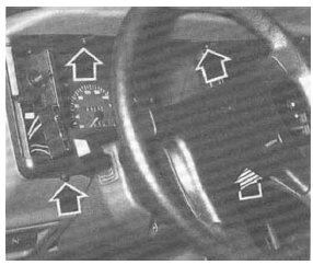 Volvo 440 - 460 - 480 RTA. Vis de fixation de la façade du combiné d'instruments (440 et 460)