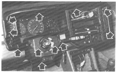 Volvo 440 - 460 - 480 RTA. Dépose de la façade et de l'habillage de colonne de direction (480)