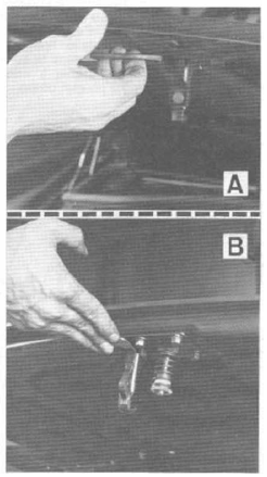 Dégagement du crochet de sécurité du capot moteur