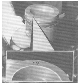 Montage de l'ensemble bielle-piston : flèche côté volant-moteur