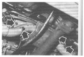 Dépose du boîtier de direction flèche : vis de fixation.